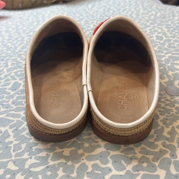 Chanel straw/ leather mules with red fuzzy CC logo - Picture 3 of 4
